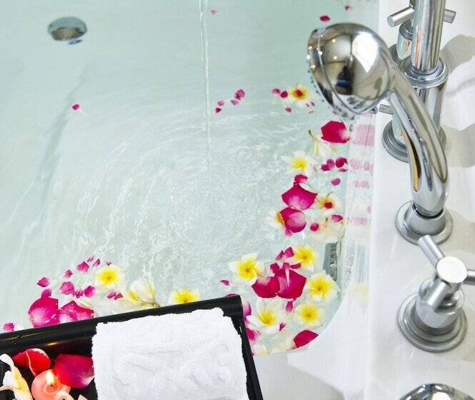 اتاق لوکس با بالکن, Cherish Hue