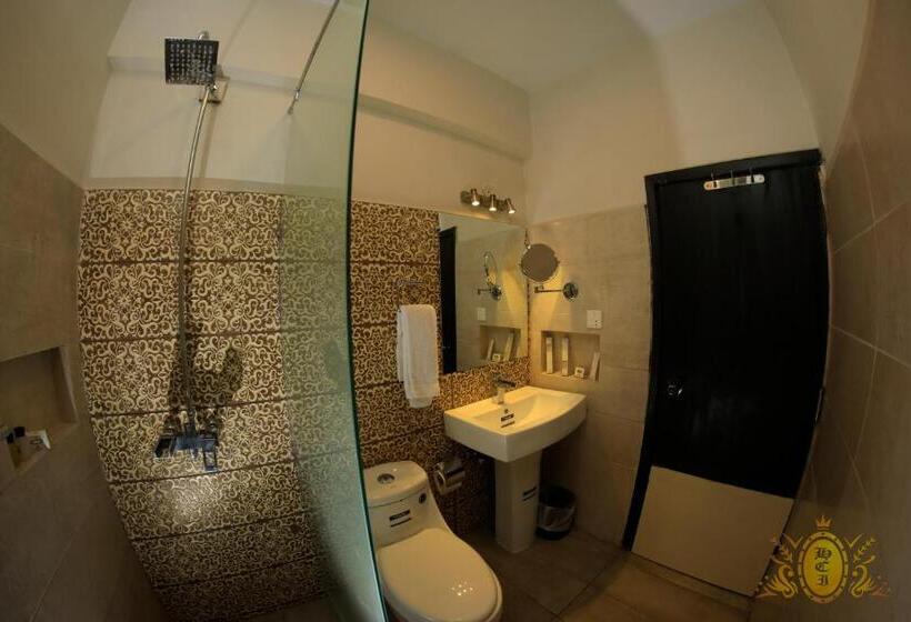 اتاق اجرایی, Crown Inn