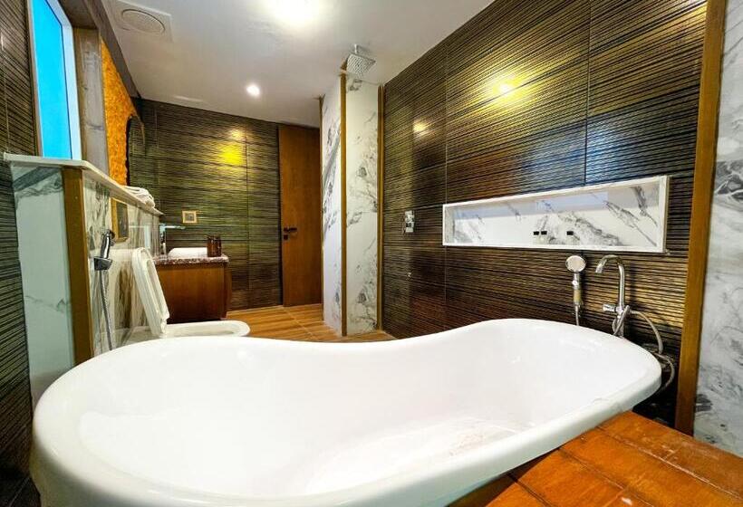 سوییت سوپریور, Crown Inn