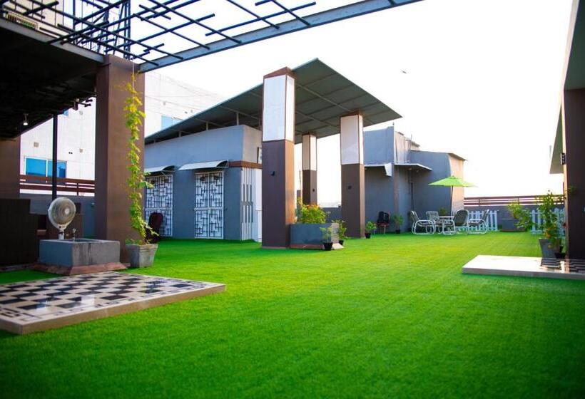 سوییت سوپریور, Crown Inn