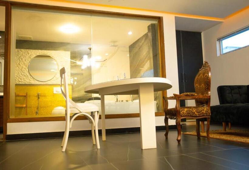 سوییت سوپریور, Crown Inn