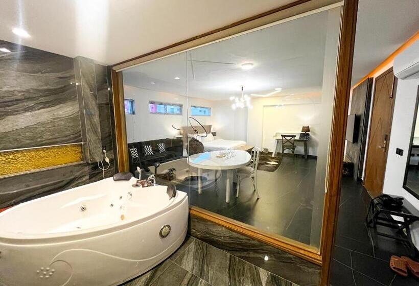 سوییت سوپریور, Crown Inn