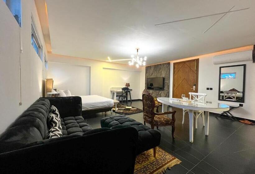 سوییت سوپریور, Crown Inn