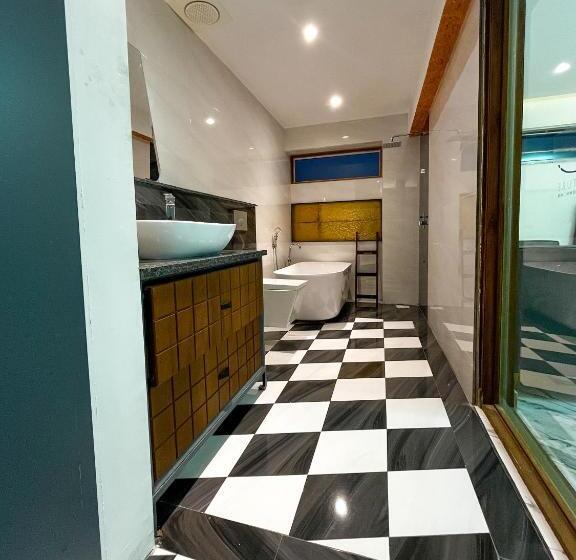 سوییت سوپریور, Crown Inn