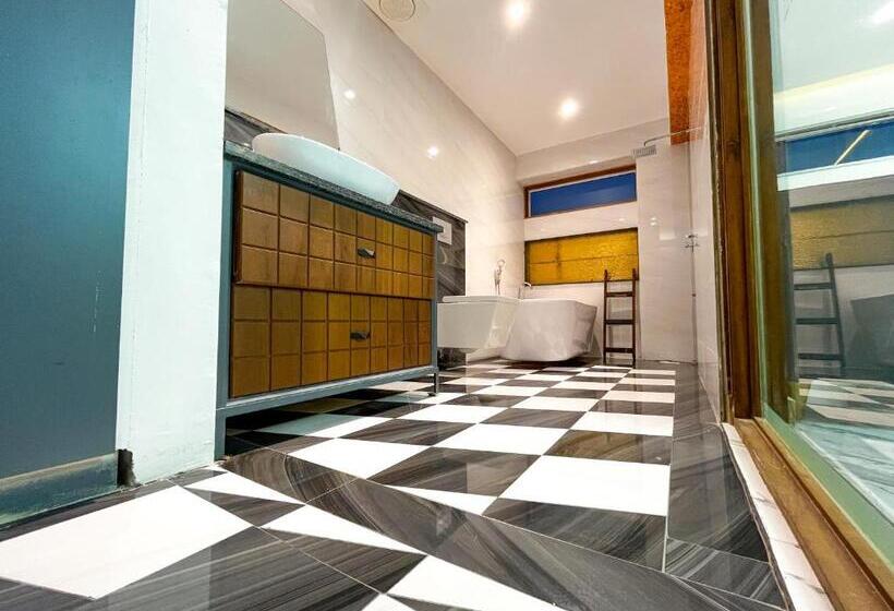 سوییت سوپریور, Crown Inn