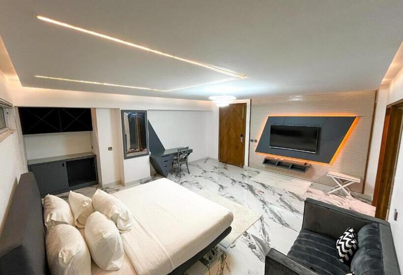 سوییت سوپریور, Crown Inn