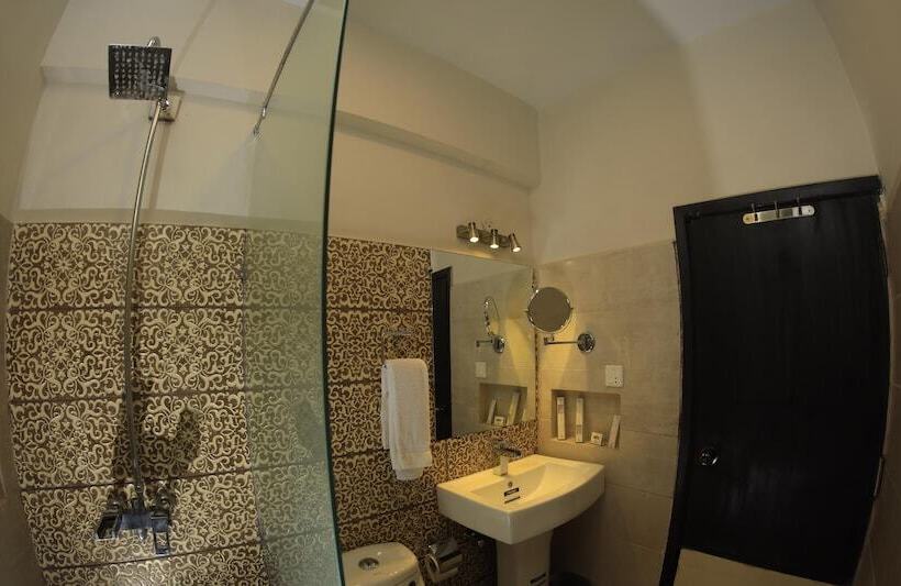 اتاق اجرایی, Crown Inn