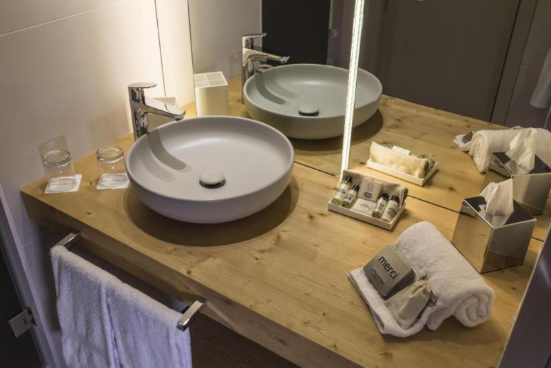 اتاق اجرایی, Crown Inn