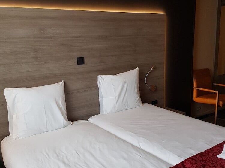 이코노미 룸, Industrie