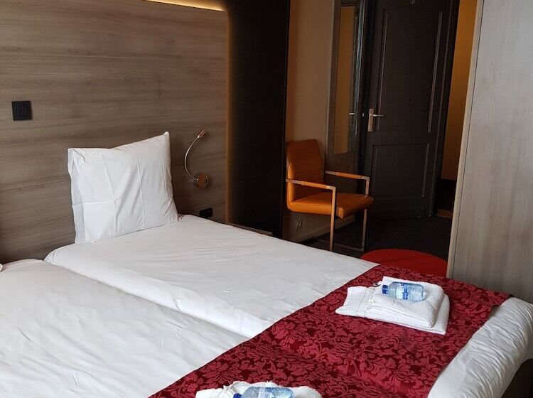 이코노미 룸, Industrie