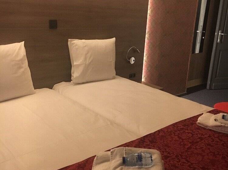 이코노미 룸, Industrie