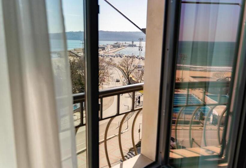 オーシャンビューデラックスルーム, Panorama Hotel Free Ev Charging Station