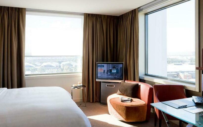 带大床的豪华间, Pullman Sydney Olympic Park