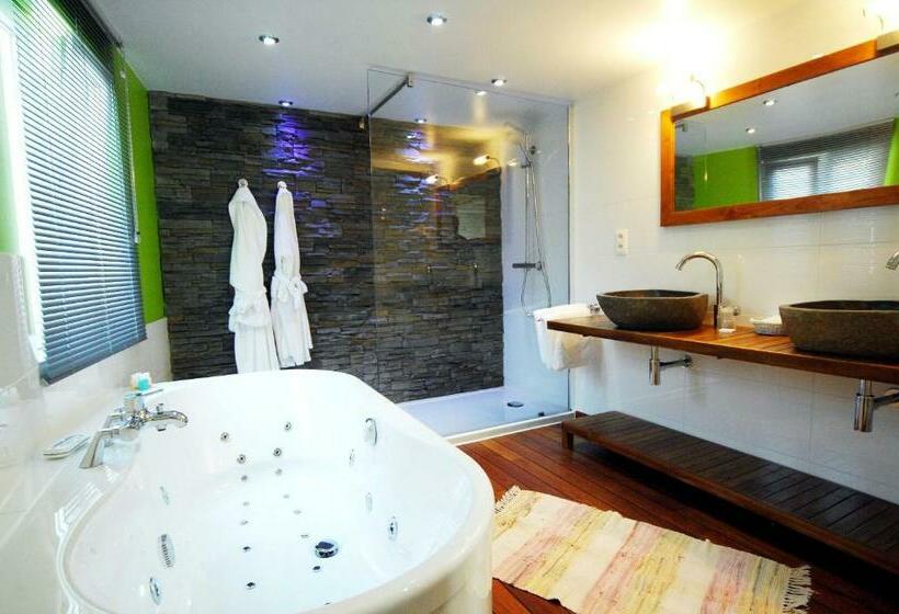 스탠다드 자쿠지 룸, Royal Hotel-restaurant Bonhomme