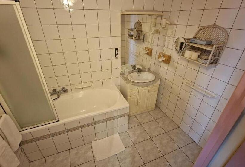 스탠다드 룸, Royal Hotel-restaurant Bonhomme