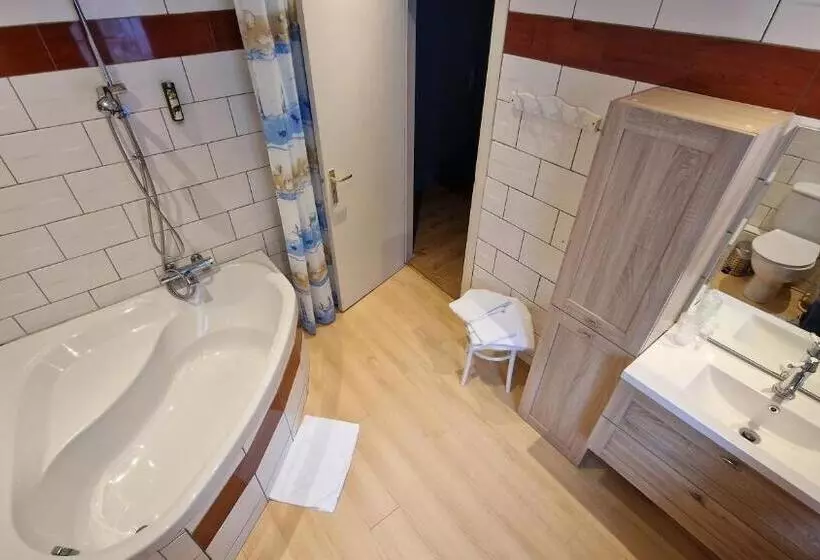 Standard Room, Royal Hotel-restaurant Bonhomme