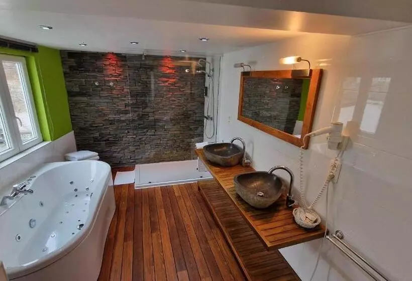 Standard Room with Hot Tub, Royal Hotel-restaurant Bonhomme