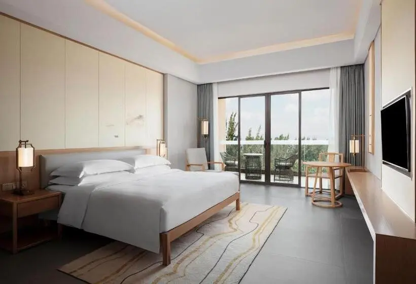 キングサイズベッドのスタンダードルーム, Sheraton Maoming Romantic Beach Resort