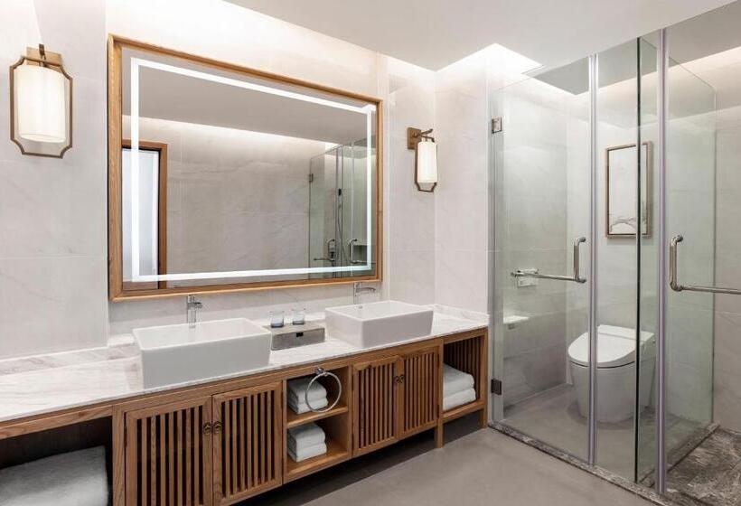 Люкс Кровать Кинг, Sheraton Maoming Romantic Beach Resort