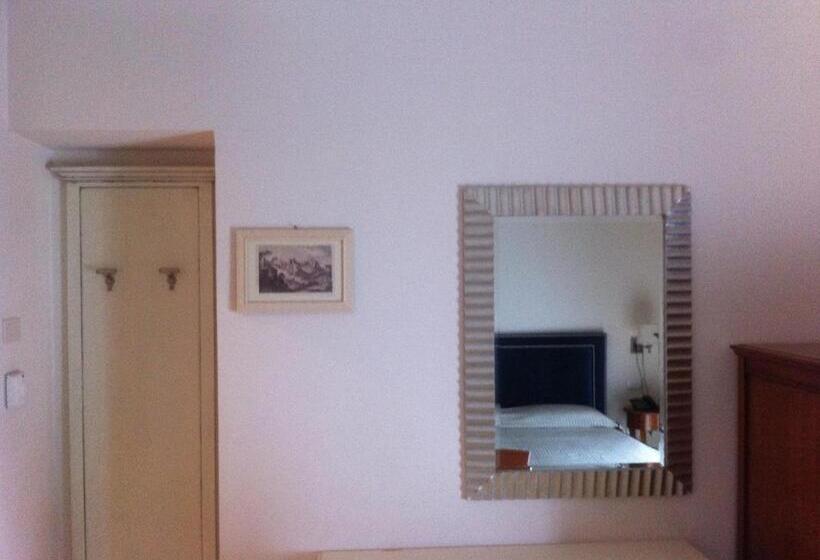 标准间, Palace 4s