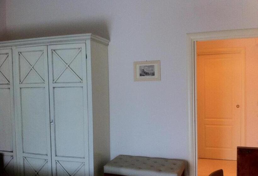 标准单人间, Palace 4s