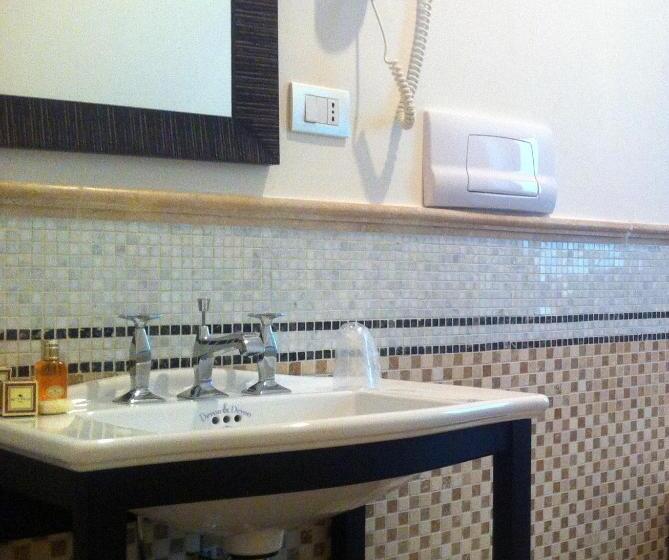 标准单人间, Palace 4s