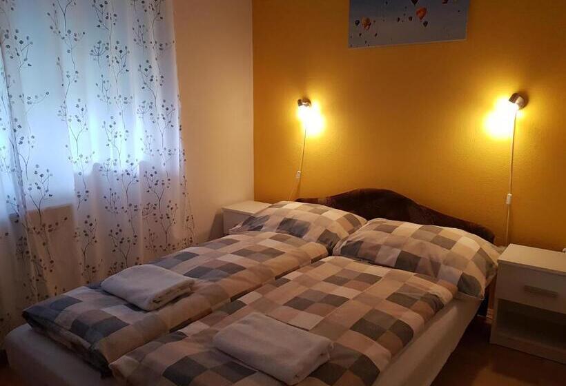 Семейный Номер Вид на Сад, Fertődi Kúria Vendégház