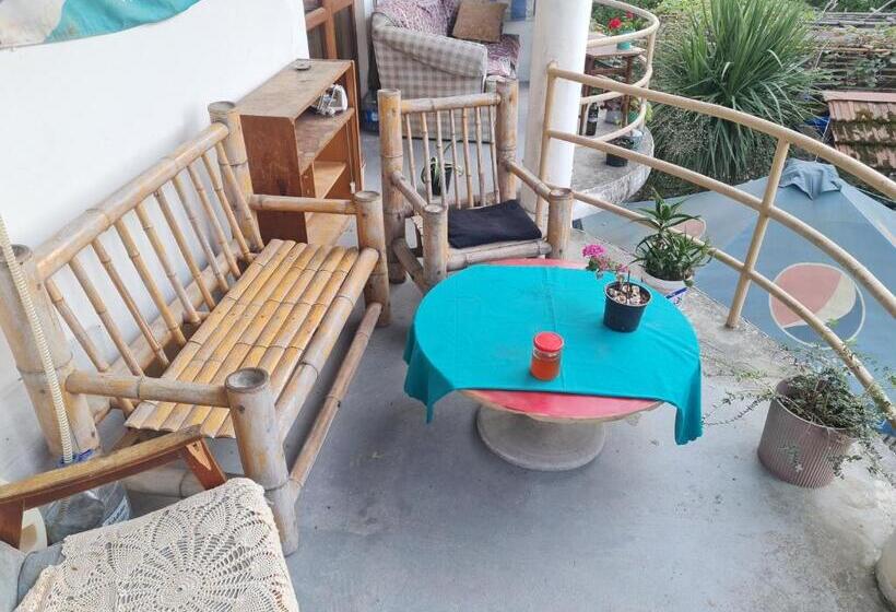 اتاق استاندارد چهارنفره با بالکن, Merabi Guest House