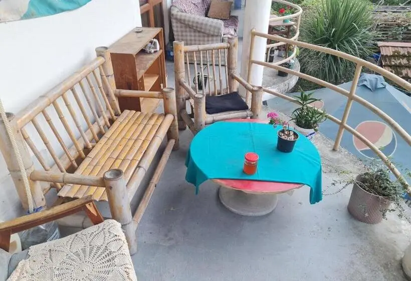 اتاق استاندارد چهارنفره با بالکن, Merabi Guest House