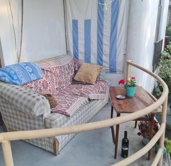 اتاق استاندارد چهارنفره با بالکن, Merabi Guest House