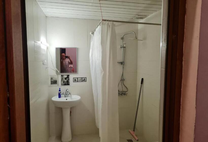 اتاق استاندارد چهارنفره با بالکن, Merabi Guest House