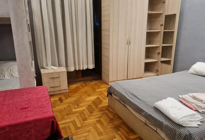 اتاق استاندارد چهارنفره با بالکن, Merabi Guest House