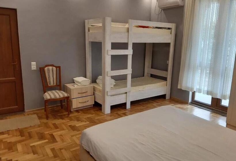 バルコニー付スタンダード４ベッドルーム, Merabi Guest House