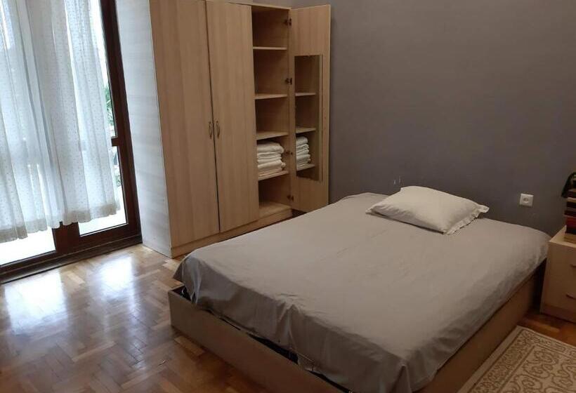 اتاق استاندارد چهارنفره با بالکن, Merabi Guest House