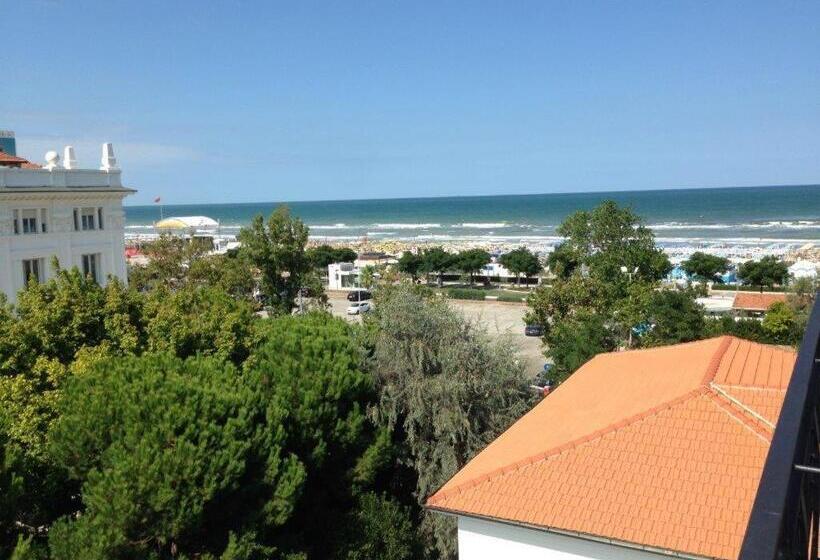 带一个卧室和一个阳台的海景公寓, Residenza Grand Hotel Riccione