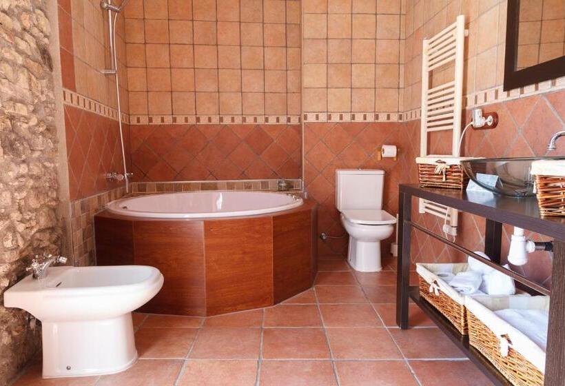 Люкс с гидромассажем, El Molí De Pontons Suites Con Jacuzzi Spa