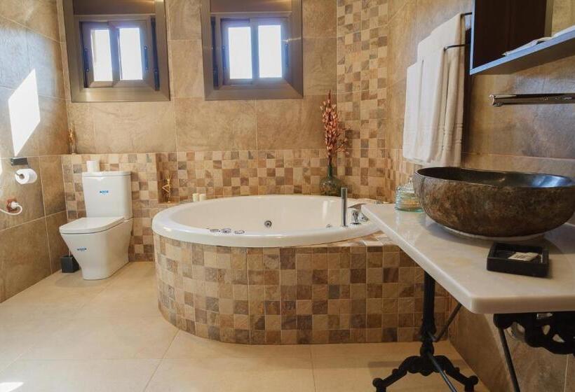 Люкс с гидромассажем, El Molí De Pontons Suites Con Jacuzzi Spa