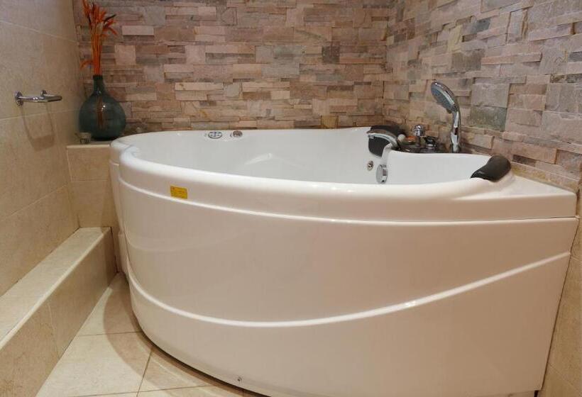 Люкс с гидромассажем, El Molí De Pontons Suites Con Jacuzzi Spa