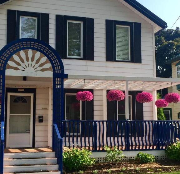 一ベッドルームエクゼクティブアパートメント, Ellis House Bed & Breakfast