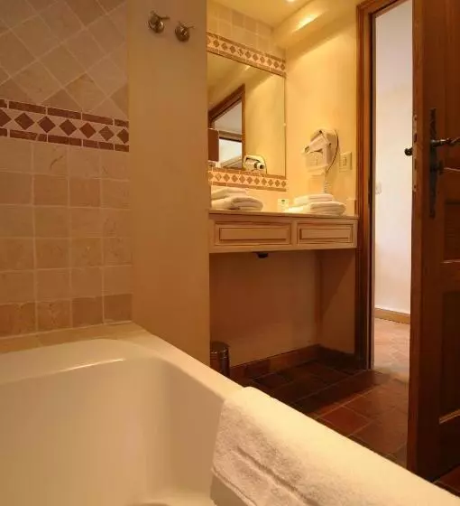 スタンダードルーム, Hostellerie De La Tour D'auxois