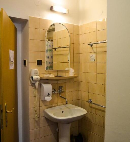 四人标准间, Krakonos