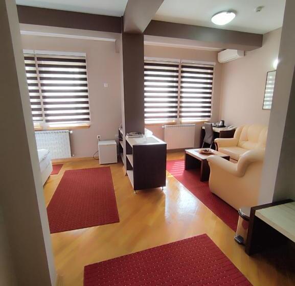 سوییت جونیور با چشم‌انداز شهر, Premier