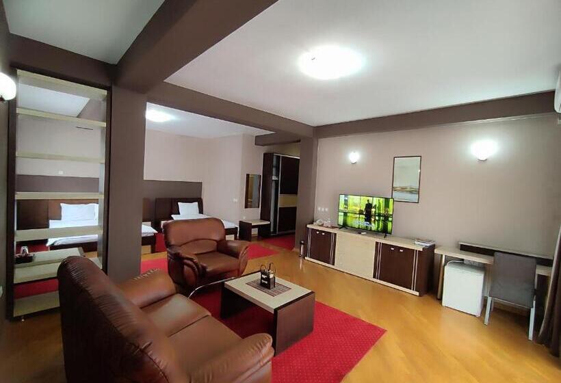 سوییت جونیور با چشم‌انداز شهر, Premier