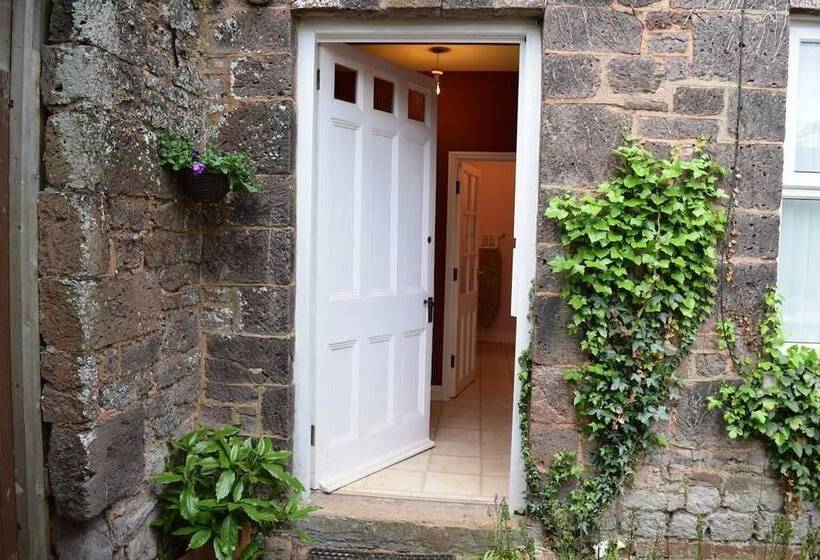 جناح جونيور, The Arlington Coach House