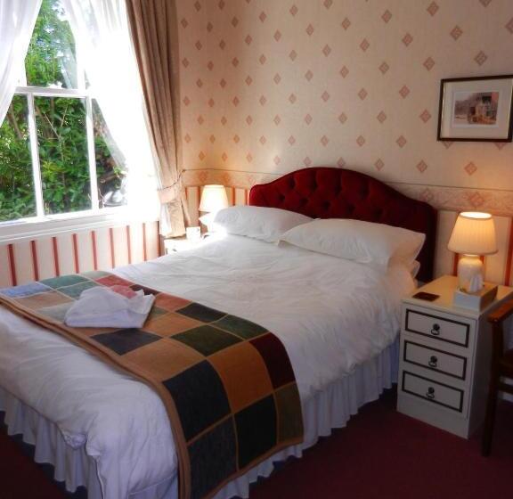 חדר בסיסי, Overcombe House