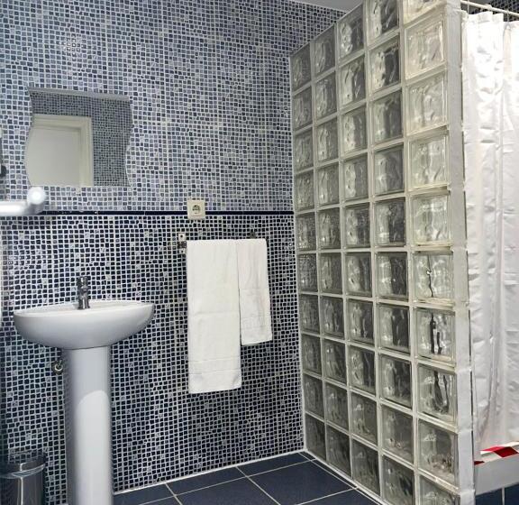 اتاق استاندارد با سرویس بهداشتی مشترک, Hostal Abaaly