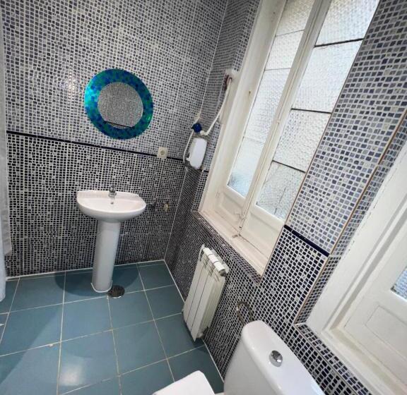 اتاق استاندارد سه تخته با سرویس بهداشتی مشترک, Hostal Abaaly