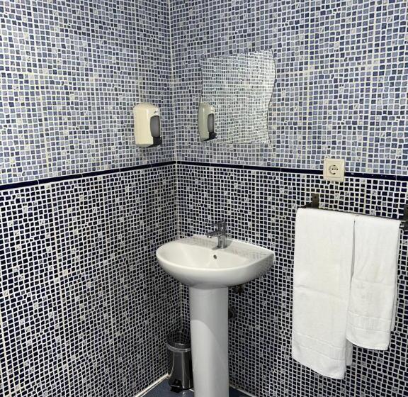 اتاق استاندارد سه تخته با سرویس بهداشتی مشترک, Hostal Abaaly