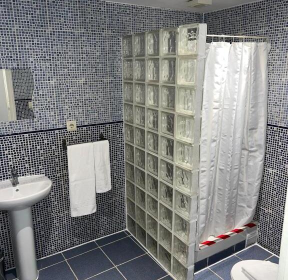اتاق استاندارد سه تخته با سرویس بهداشتی مشترک, Hostal Abaaly