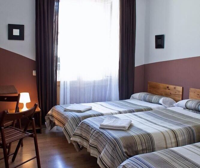 اتاق استاندارد سه تخته با سرویس بهداشتی مشترک, Hostal Abaaly